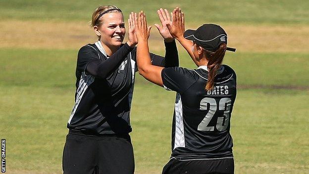 New Zealand's Lea Tahuhu and Suzie Bates