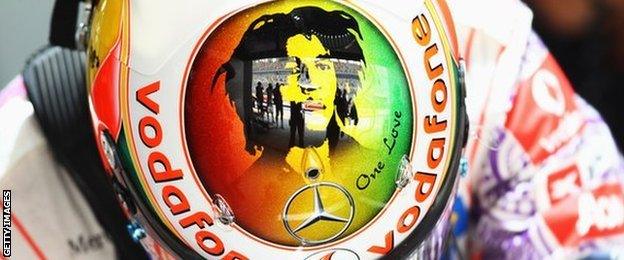 Lewis Hamilton with a helmet in tribute to reggae superstar Bob Marley