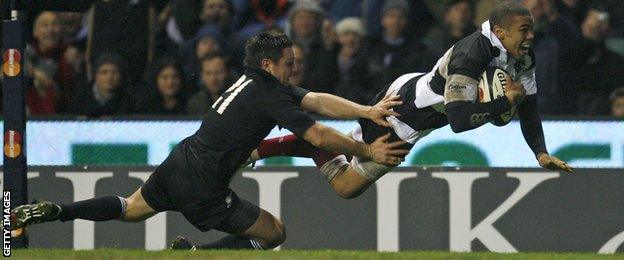 Mike Delany tackles Brian Habana