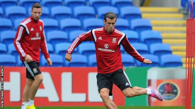 Paul Dummett (L) watches Real Madrid's Gareth Bale (R) during a Wales training session