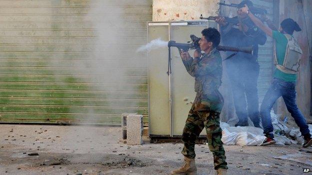 Libyan military soldiers fire their weapons during clashes with Islamic militias in Benghazi. 29/10/2014