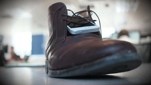 The thief hid an iPhone 5 in his shoe