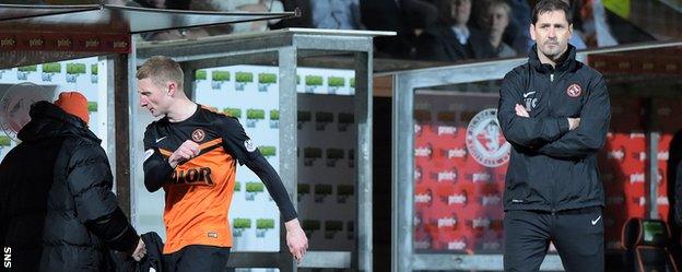 Dundee United manager Jackie McNamara had to take Chris Erskine off after the early red card