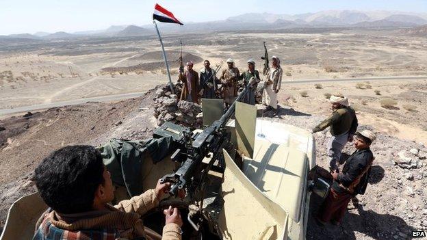 Tribal militiamen who oppose the Houthi movement stand guard in Marib province, Yemen (22 January 2015)