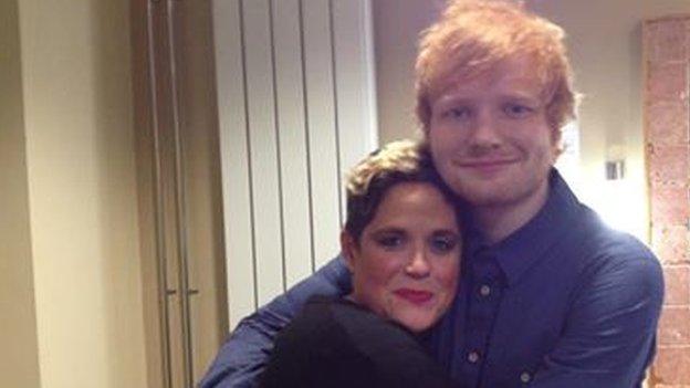 Amy Wadge gydag Ed Sheeran yn ei ystafell newid wedi ei berfformiad ar X Factor