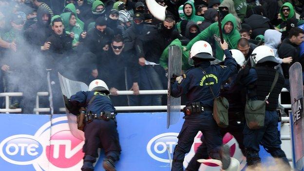 Panathinaikos fans clash with police