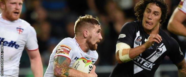 Sam Tomkins chased by Kevin Proctor