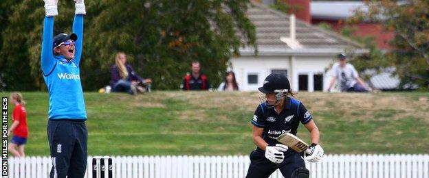 England's Sarah Taylor appeals against New Zealand