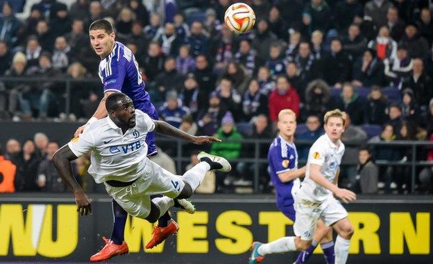 Anderlecht player Aleksandar Mitrovic, top left, challenges Dynamo Moscow player Christopher Samba 19 February 2015