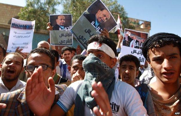 Supporters of Yemeni President Abdrabbuh Mansour Hadi protest against the Houthis in Aden (21 February 2015)