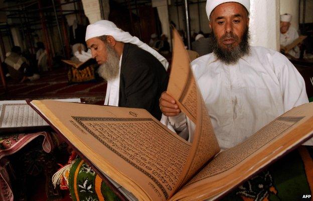 Zaidi clerics read the Koran at the Grand Mosque of Sanaa (2009)