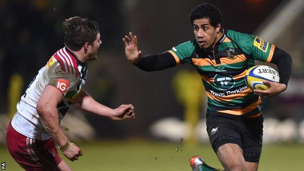 Ken Pisi hands off Harry Sloan