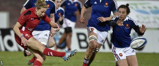 Elinor Snowsill kicks the ball against France