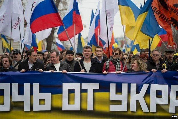 Boris Nemtsov, centre, takes part in a solidarity march between Russians and Ukrainians in Moscow - 15 March 2014