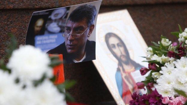 Photo of Boris Nemtsov with an icon at the scene of his death - 28 February