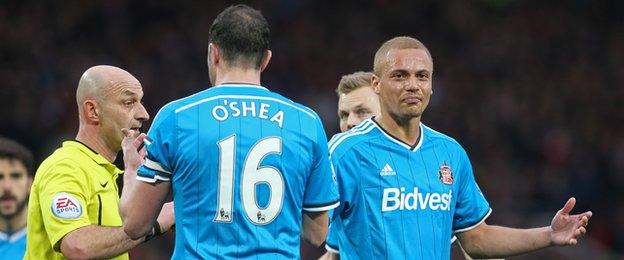 Wes Brown is apparently mistakenly sent off for Sunderland v Manchester United