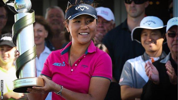 Lydia Ko with New Zealand Open trophy