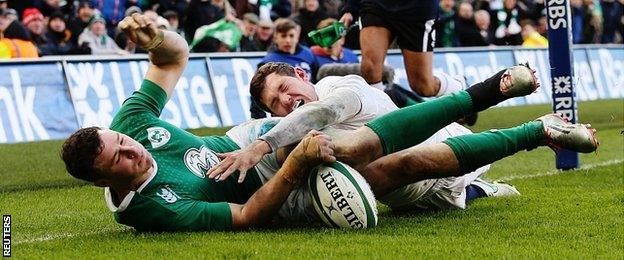 Ireland's Robbie Henshaw beats England's Alex Goode to the ball