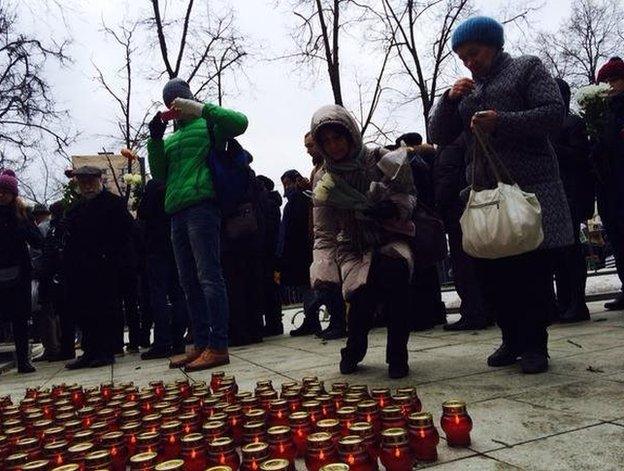 People wait to pay respects at the coffin of Boris Nemtsov in Moscow, 3 March