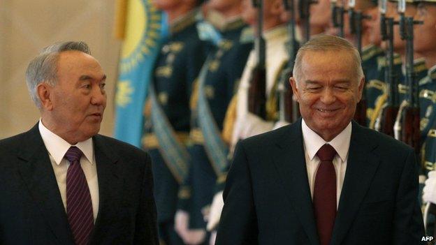 Kazakh President Nursultan Nazarbayev (L) and his Uzbek counterpart Islam Karimov in the capital Astana, on 7 September 2012.