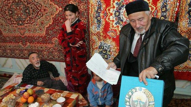 A local election committee official carries a ballot box door-to-door for Uzbek Presidential elections in Tashkent, 23 December 2007.