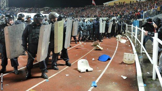 Russian riot police clash with fans during the Shinnik Yroslavl vs Spartak Moscow match in Yaroslavl on 30 October 2013