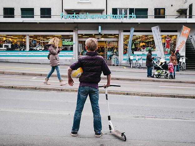 Boy looks at the front of the Fundsachenverkauf store