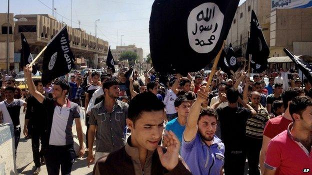 Crowd chants pro-Islamic State slogans in Mosul. Photo: June 2014