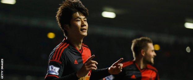 Ki Sung-yueng celebrates scoring at Tottenham