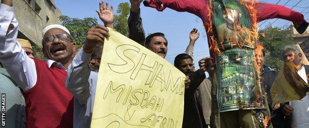 Pakistan fans burn an effigy