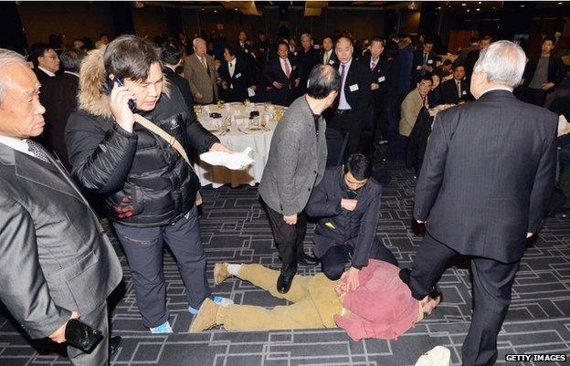 Security officers pin down the attacker in Seoul, 5 March