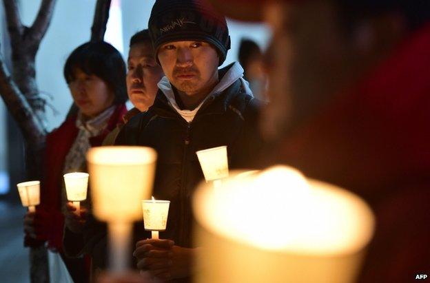 Koreans wish the US ambassador well after the attack in Seoul, 5 March