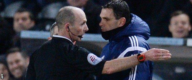 Mike Dean sends Gus Poyet to the stands