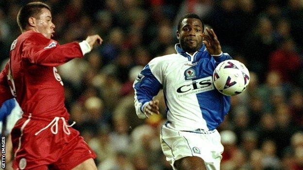 Nathan Blake (r) races to ball with Liverpool's Jamie Carragher