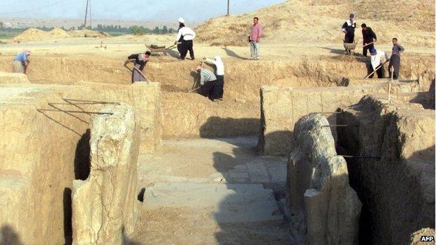 Iraqi workers cleaning an archaeological site in Nimrud in 2001