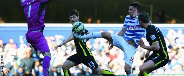 Mauricio Isla brings the ball down