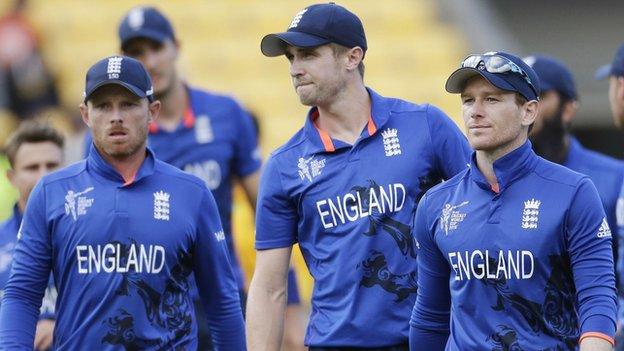 England's Ian Bell, Chris Woakes and Eoin Morgan laave the field after losing to Sri Lanka
