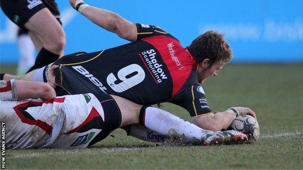 Jonathan Evans' solo break from scrum-half proved a crucial score for Dragons