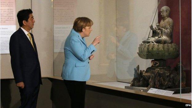 German Chancellor Angela Merkel and Japanese PM Shinzo Abe tour the Nezu Museum in Tokyo (9 Mar 2015)