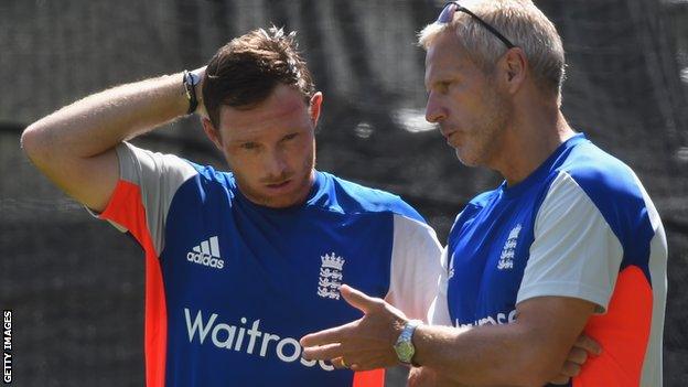 Peter Moores chats to Ian Bell during an England training session