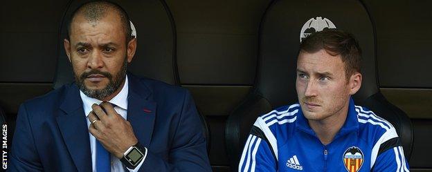 Nuno Espirito Santo and Ian Cathro in the dugout at Valencia