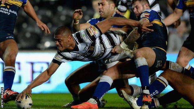 Leon Pryce scores against Leeds Rhinos