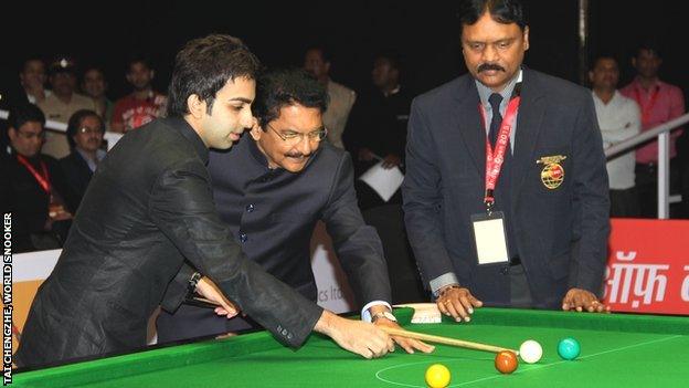 Indian snooker player Pankaj Advani gives some tips to The Honourable Governor of Maharashtra, Ch Vidyasagar Rao ji, and Capt PVK Mohan (right), president of the BSFI