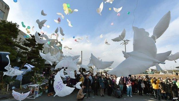 Dove-shaped balloons are released in Miyagi prefecture - 11 March 2015