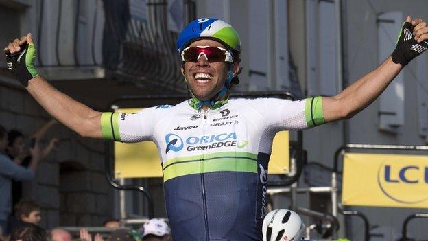 Michael Matthews (centre) began the day in the white jersey reserved for the race's best young rider