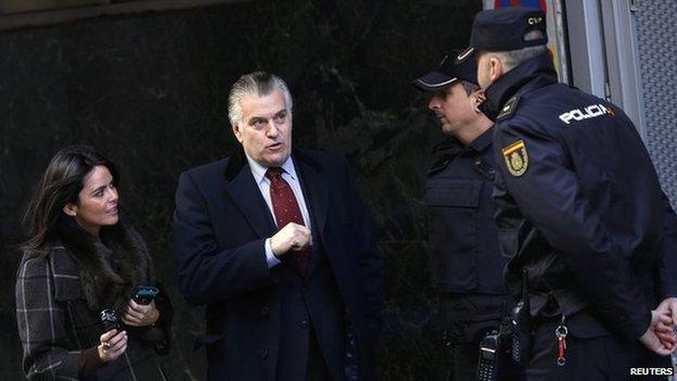 Luis Barcenas (C), former treasurer of Spain's ruling People's Party (PP), talks to police officers upon arriving at Spain's High Court on 23 January, 2015