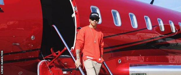 Lewis Hamilton arriving in Australia