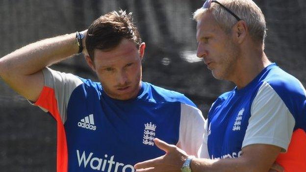 Peter Moores chats to Ian Bell during an England training session