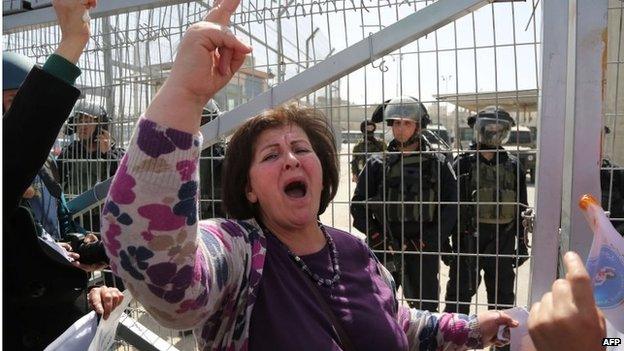 Palestinian woman shouts in front of Israeli soldiers at Qalandiya checkpoint between Jerusalem and Ramallah (07/03/15)