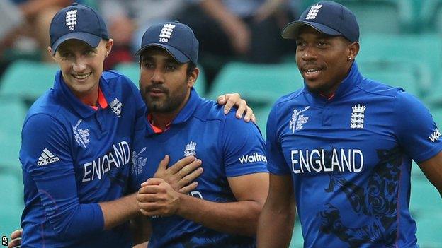 England's Joe Root, Ravi Bopara and Chris Jordan celebrate a wicket in Sydney